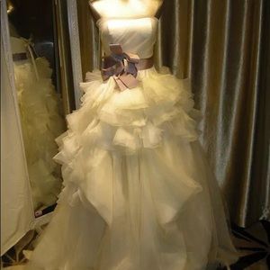 Vera Wang design long train wedding dresses bridal gown white